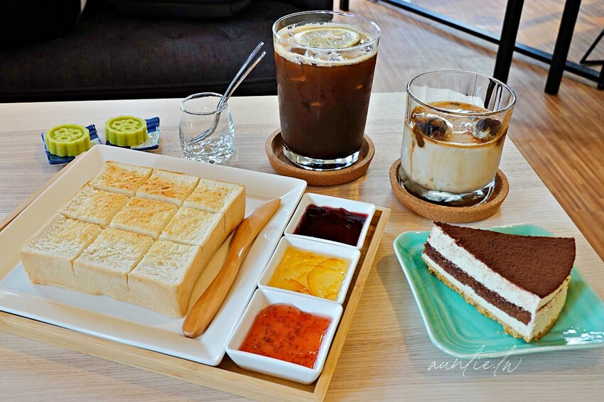 【台北】迪化街|琢磨 永樂店,濃醇冰磚拿鐵配綠豆糕,有插座的悠閒咖啡廳
