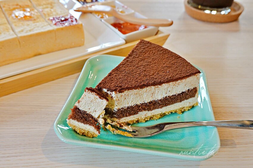 【台北】迪化街|琢磨 永樂店,濃醇冰磚拿鐵配綠豆糕,有插座的悠閒咖啡廳