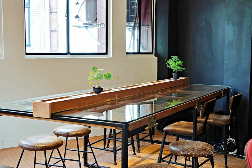 【台北】迪化街|琢磨 永樂店,濃醇冰磚拿鐵配綠豆糕,有插座的悠閒咖啡廳