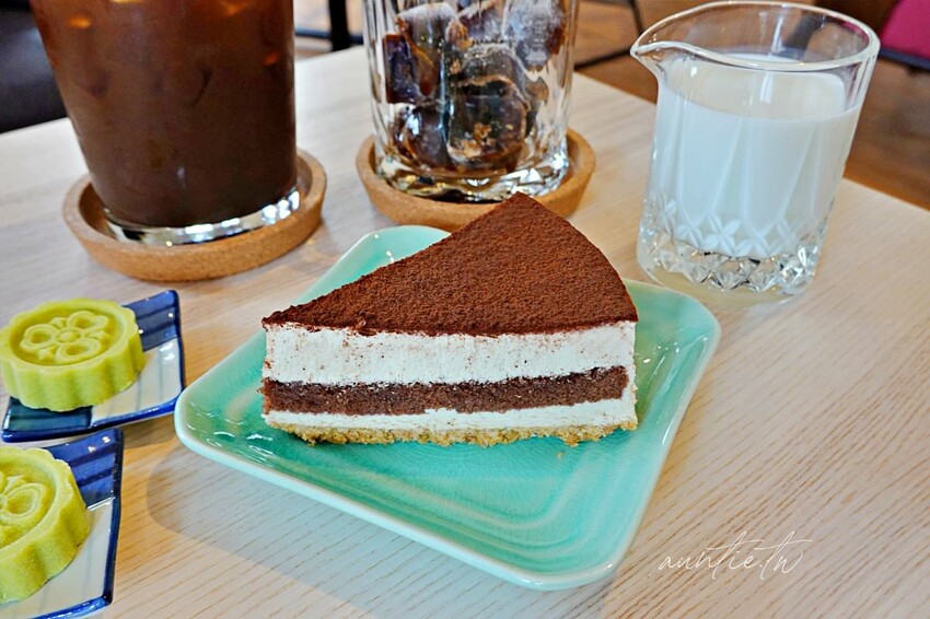 【台北】迪化街|琢磨 永樂店,濃醇冰磚拿鐵配綠豆糕,有插座的悠閒咖啡廳