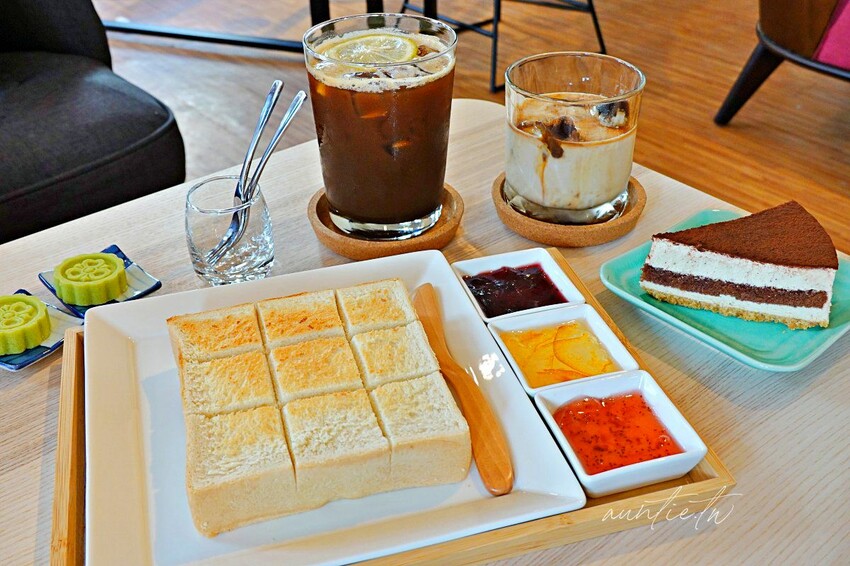 【台北】迪化街|琢磨 永樂店,濃醇冰磚拿鐵配綠豆糕,有插座的悠閒咖啡廳