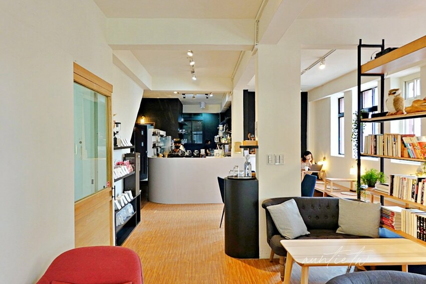 【台北】迪化街|琢磨 永樂店,濃醇冰磚拿鐵配綠豆糕,有插座的悠閒咖啡廳