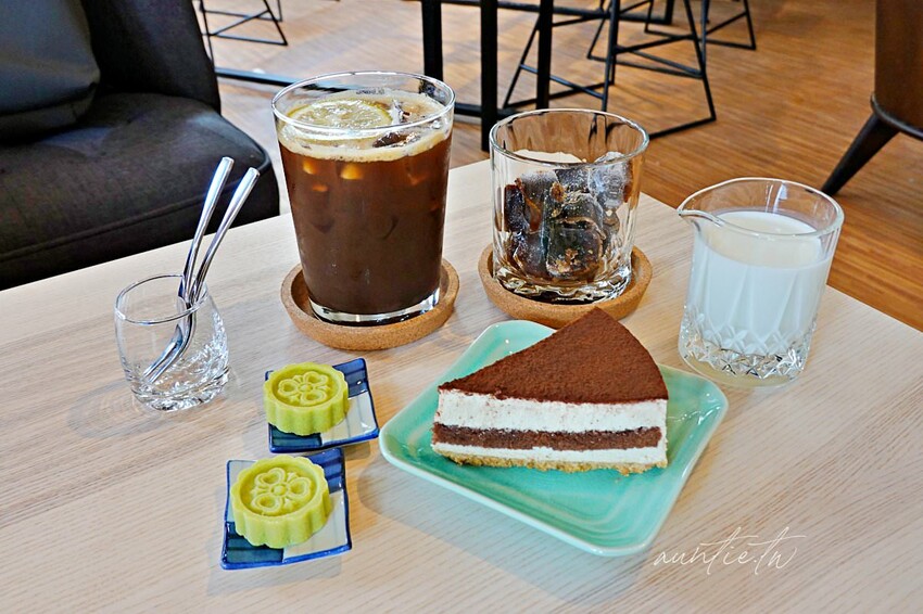 【台北】迪化街|琢磨 永樂店,濃醇冰磚拿鐵配綠豆糕,有插座的悠閒咖啡廳