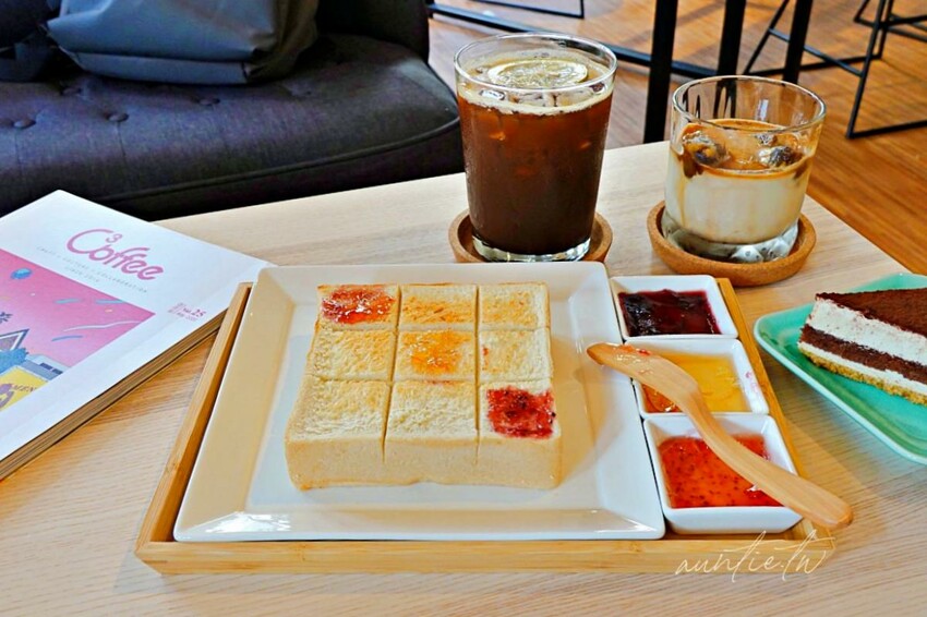 【台北】迪化街|琢磨 永樂店,濃醇冰磚拿鐵配綠豆糕,有插座的悠閒咖啡廳