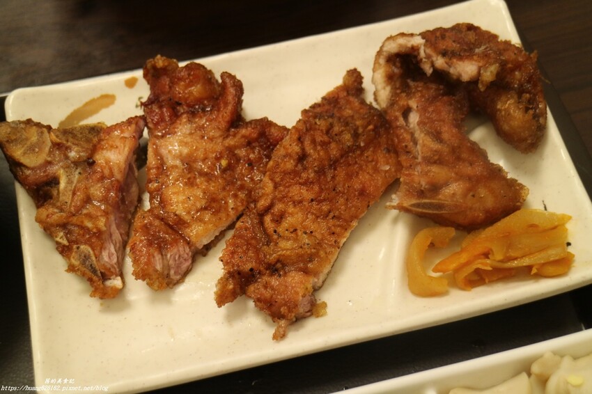 【台北萬華區】萬華美食『名廚什錦麵館』老母雞+蔬果慢熬煮的湯底~