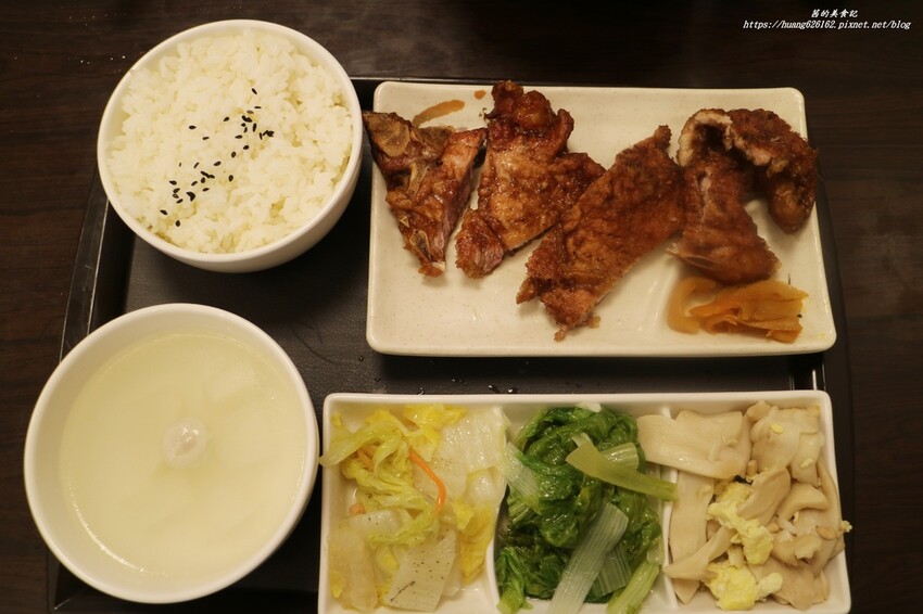 【台北萬華區】萬華美食『名廚什錦麵館』老母雞+蔬果慢熬煮的湯底~