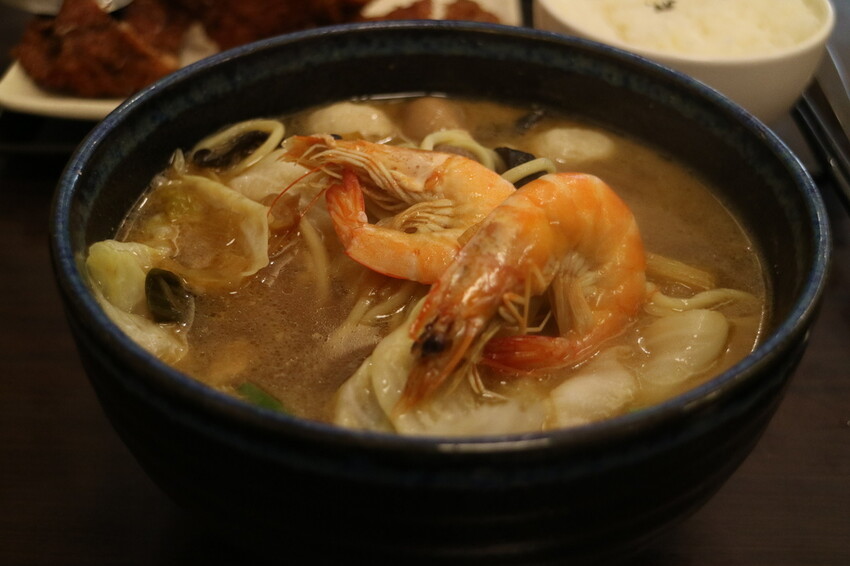 【台北萬華區】萬華美食『名廚什錦麵館』老母雞+蔬果慢熬煮的湯底~