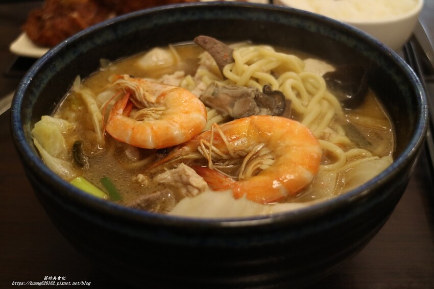 【台北萬華區】萬華美食『名廚什錦麵館』老母雞+蔬果慢熬煮的湯底~