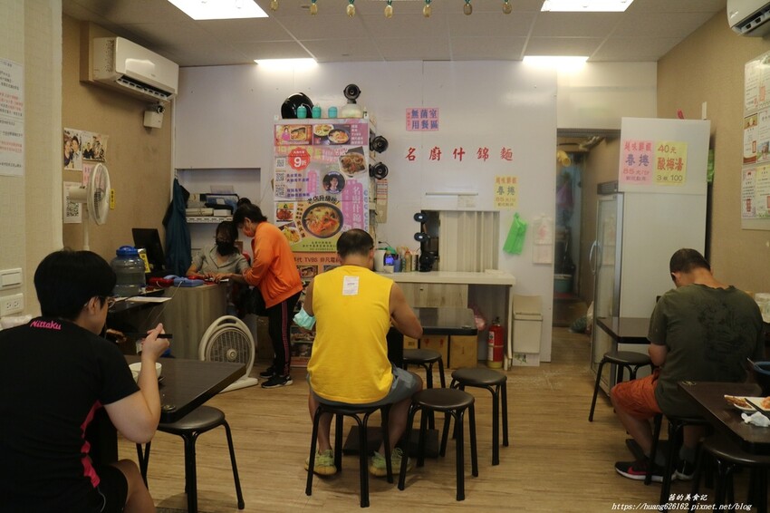 【台北萬華區】萬華美食『名廚什錦麵館』老母雞+蔬果慢熬煮的湯底~