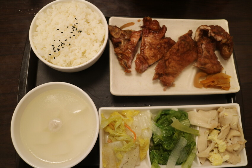 【台北萬華區】萬華美食『名廚什錦麵館』老母雞+蔬果慢熬煮的湯底~