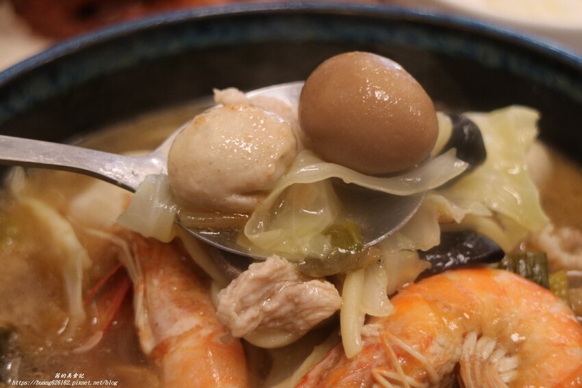 【台北萬華區】萬華美食『名廚什錦麵館』老母雞+蔬果慢熬煮的湯底~