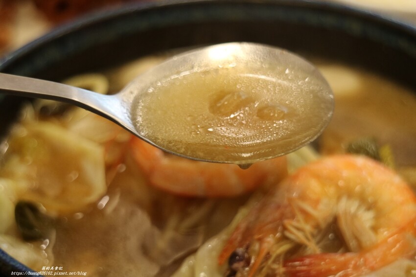 【台北萬華區】萬華美食『名廚什錦麵館』老母雞+蔬果慢熬煮的湯底~