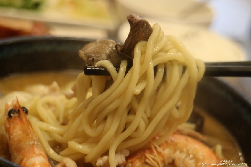 【台北萬華區】萬華美食『名廚什錦麵館』老母雞+蔬果慢熬煮的湯底~