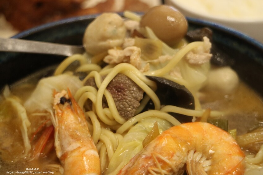 【台北萬華區】萬華美食『名廚什錦麵館』老母雞+蔬果慢熬煮的湯底~