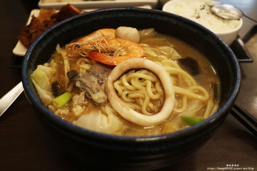 【台北萬華區】萬華美食『名廚什錦麵館』老母雞+蔬果慢熬煮的湯底~
