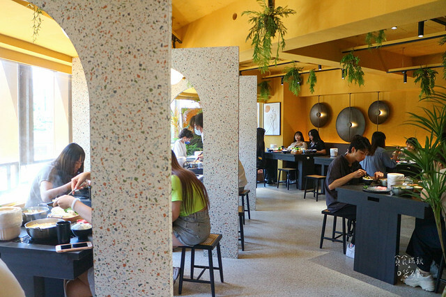 台中北區｜混HUN新品牌，一中街平價特色個人鍋物，創新與美味兼具，文青裝潢宛如咖啡廳｜禾HER小火鍋