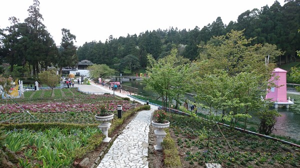 清境小瑞士花園:南投清境~清境小瑞士花園~媲美北歐童話造景~浪漫水上白色教堂~打卡拍照的好地方~ 清境小瑞士花園:南投清境~清境小瑞士花園~媲美北歐童話造景~浪漫水上白色教堂~打卡拍照的好地方~