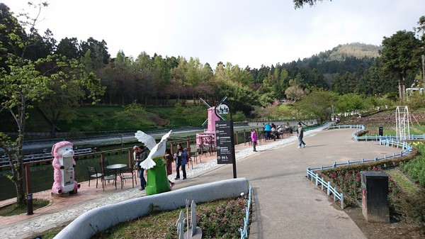 清境小瑞士花園:南投清境~清境小瑞士花園~媲美北歐童話造景~浪漫水上白色教堂~打卡拍照的好地方~ 清境小瑞士花園:南投清境~清境小瑞士花園~媲美北歐童話造景~浪漫水上白色教堂~打卡拍照的好地方~