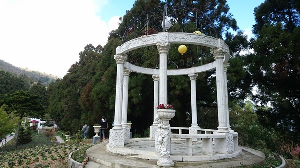 清境小瑞士花園:南投清境~清境小瑞士花園~媲美北歐童話造景~浪漫水上白色教堂~打卡拍照的好地方~ 清境小瑞士花園:南投清境~清境小瑞士花園~媲美北歐童話造景~浪漫水上白色教堂~打卡拍照的好地方~