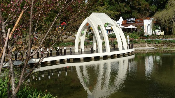 清境小瑞士花園:南投清境~清境小瑞士花園~媲美北歐童話造景~浪漫水上白色教堂~打卡拍照的好地方~ 清境小瑞士花園:南投清境~清境小瑞士花園~媲美北歐童話造景~浪漫水上白色教堂~打卡拍照的好地方~