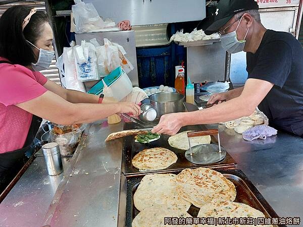 四維蔥油烙餅03-煎台默契20多年.jpg