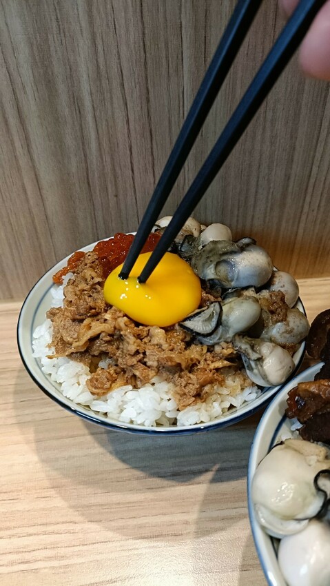 巨無霸鮮蚵飯,加上鮭魚卵還有月見蛋，最後再放一大塊三層五花肉焢肉~這痛風到死也甘願！！