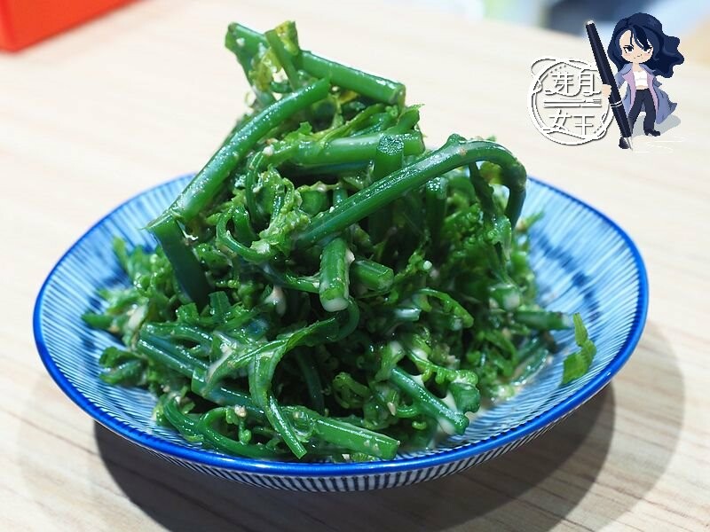 巨無霸鮮蚵飯,加上鮭魚卵還有月見蛋，最後再放一大塊三層五花肉焢肉~這痛風到死也甘願！！