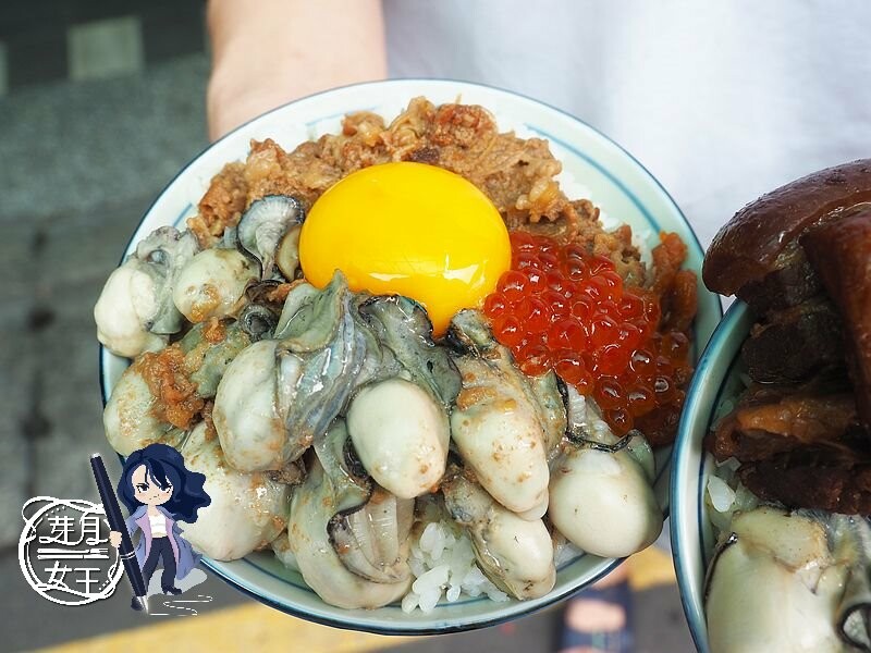 巨無霸鮮蚵飯,加上鮭魚卵還有月見蛋，最後再放一大塊三層五花肉焢肉~這痛風到死也甘願！！