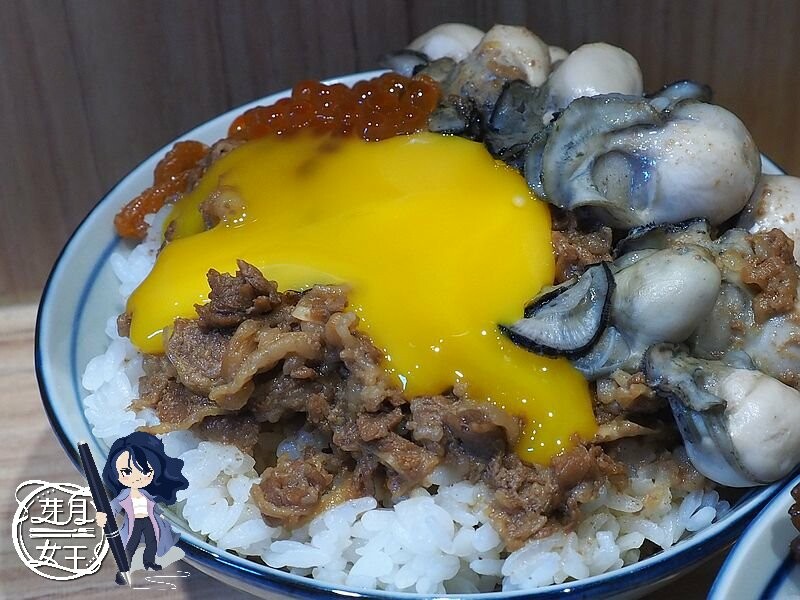 巨無霸鮮蚵飯,加上鮭魚卵還有月見蛋，最後再放一大塊三層五花肉焢肉~這痛風到死也甘願！！