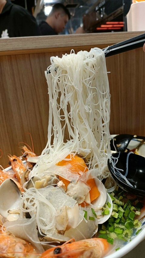 巨無霸鮮蚵飯,加上鮭魚卵還有月見蛋，最後再放一大塊三層五花肉焢肉~這痛風到死也甘願！！