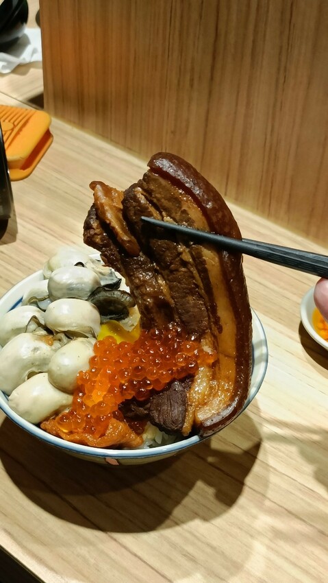 巨無霸鮮蚵飯,加上鮭魚卵還有月見蛋，最後再放一大塊三層五花肉焢肉~這痛風到死也甘願！！