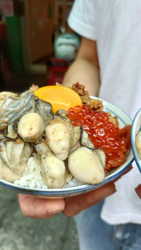 巨無霸鮮蚵飯,加上鮭魚卵還有月見蛋，最後再放一大塊三層五花肉焢肉~這痛風到死也甘願！！