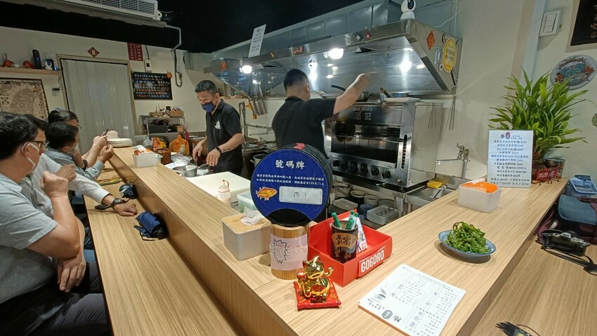 巨無霸鮮蚵飯,加上鮭魚卵還有月見蛋，最後再放一大塊三層五花肉焢肉~這痛風到死也甘願！！