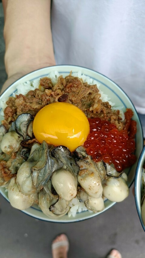 巨無霸鮮蚵飯,加上鮭魚卵還有月見蛋，最後再放一大塊三層五花肉焢肉~這痛風到死也甘願！！