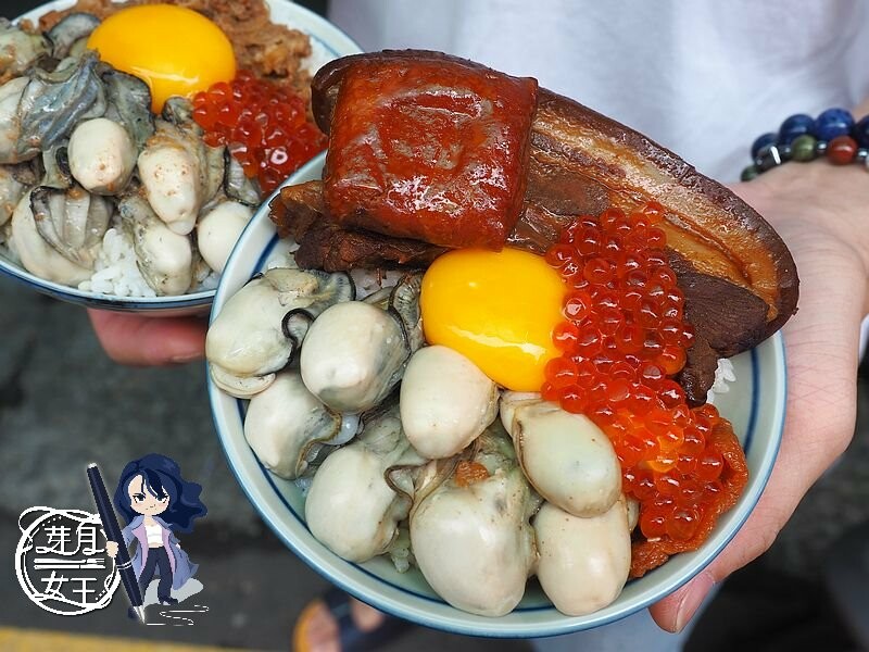 巨無霸鮮蚵飯,加上鮭魚卵還有月見蛋，最後再放一大塊三層五花肉焢肉~這痛風到死也甘願！！
