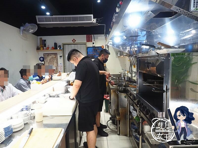 巨無霸鮮蚵飯,加上鮭魚卵還有月見蛋，最後再放一大塊三層五花肉焢肉~這痛風到死也甘願！！