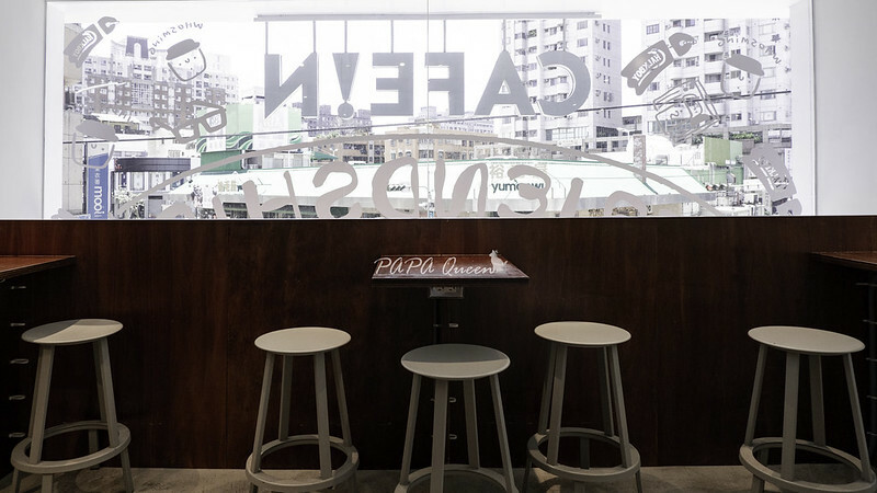 台中公益店| CAFEiN  硬咖啡 白色潮建築