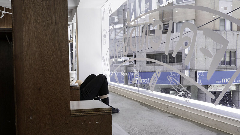 台中公益店| CAFEiN  硬咖啡 白色潮建築