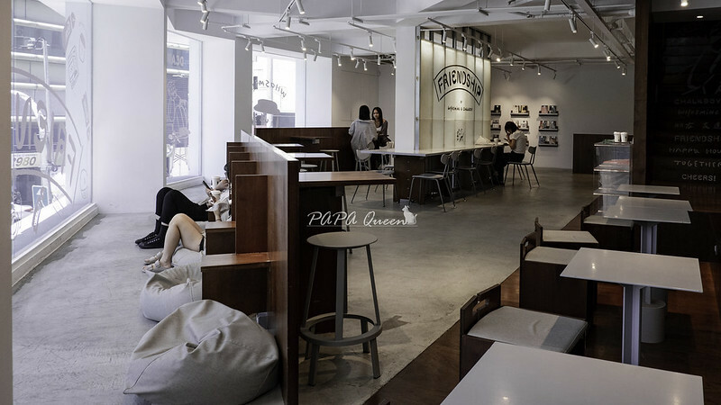 台中公益店| CAFEiN  硬咖啡 白色潮建築