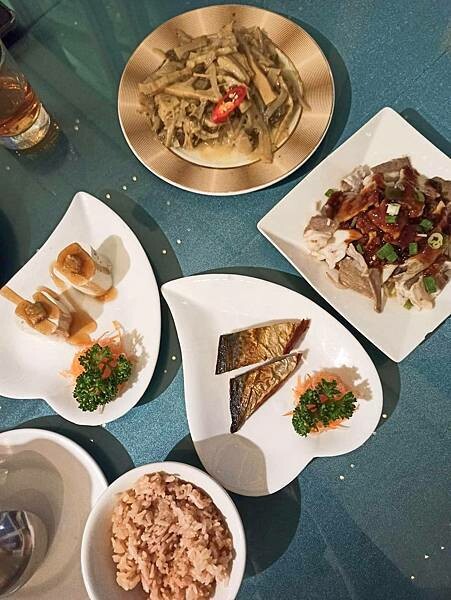 嘉義縣番路鄉眺望優雅靜謐的仁義湖,舒服又寬敞的嘉義住宿推薦【仁義湖岸大飯店】~嘉義飯店推薦