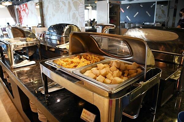 嘉義縣番路鄉眺望優雅靜謐的仁義湖,舒服又寬敞的嘉義住宿推薦【仁義湖岸大飯店】~嘉義飯店推薦