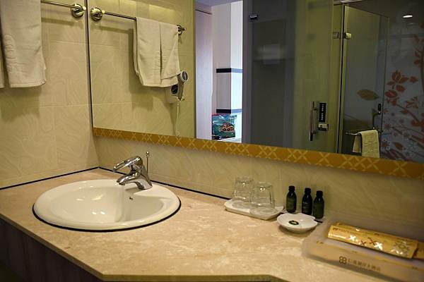 嘉義縣番路鄉眺望優雅靜謐的仁義湖,舒服又寬敞的嘉義住宿推薦【仁義湖岸大飯店】~嘉義飯店推薦