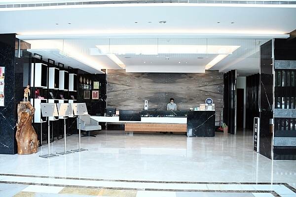 嘉義縣番路鄉眺望優雅靜謐的仁義湖,舒服又寬敞的嘉義住宿推薦【仁義湖岸大飯店】~嘉義飯店推薦