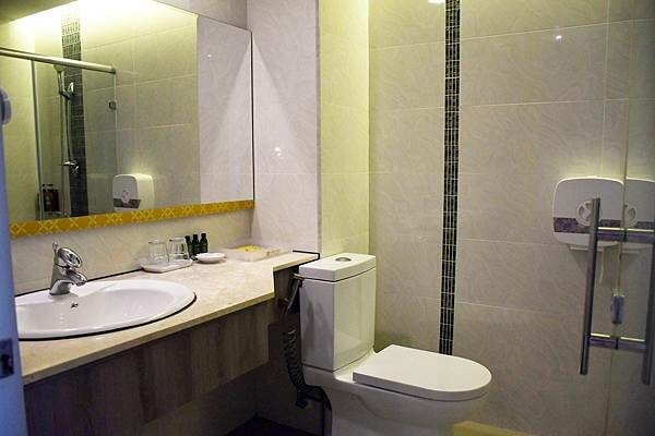 嘉義縣番路鄉眺望優雅靜謐的仁義湖,舒服又寬敞的嘉義住宿推薦【仁義湖岸大飯店】~嘉義飯店推薦