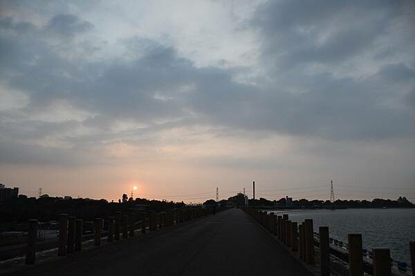 嘉義縣番路鄉眺望優雅靜謐的仁義湖,舒服又寬敞的嘉義住宿推薦【仁義湖岸大飯店】~嘉義飯店推薦