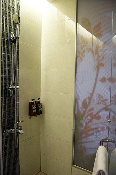 嘉義縣番路鄉眺望優雅靜謐的仁義湖,舒服又寬敞的嘉義住宿推薦【仁義湖岸大飯店】~嘉義飯店推薦