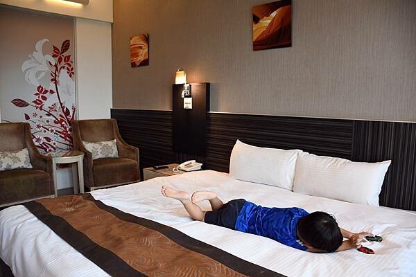 嘉義縣番路鄉眺望優雅靜謐的仁義湖,舒服又寬敞的嘉義住宿推薦【仁義湖岸大飯店】~嘉義飯店推薦