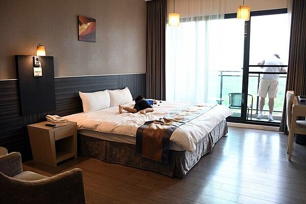 嘉義縣番路鄉眺望優雅靜謐的仁義湖,舒服又寬敞的嘉義住宿推薦【仁義湖岸大飯店】~嘉義飯店推薦