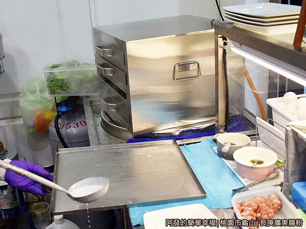 長庚廣東腸粉06-勺入自製的純米米漿.JPG