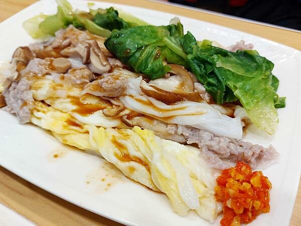 長庚廣東腸粉19-豬肉香菇蛋腸粉側寫.jpg